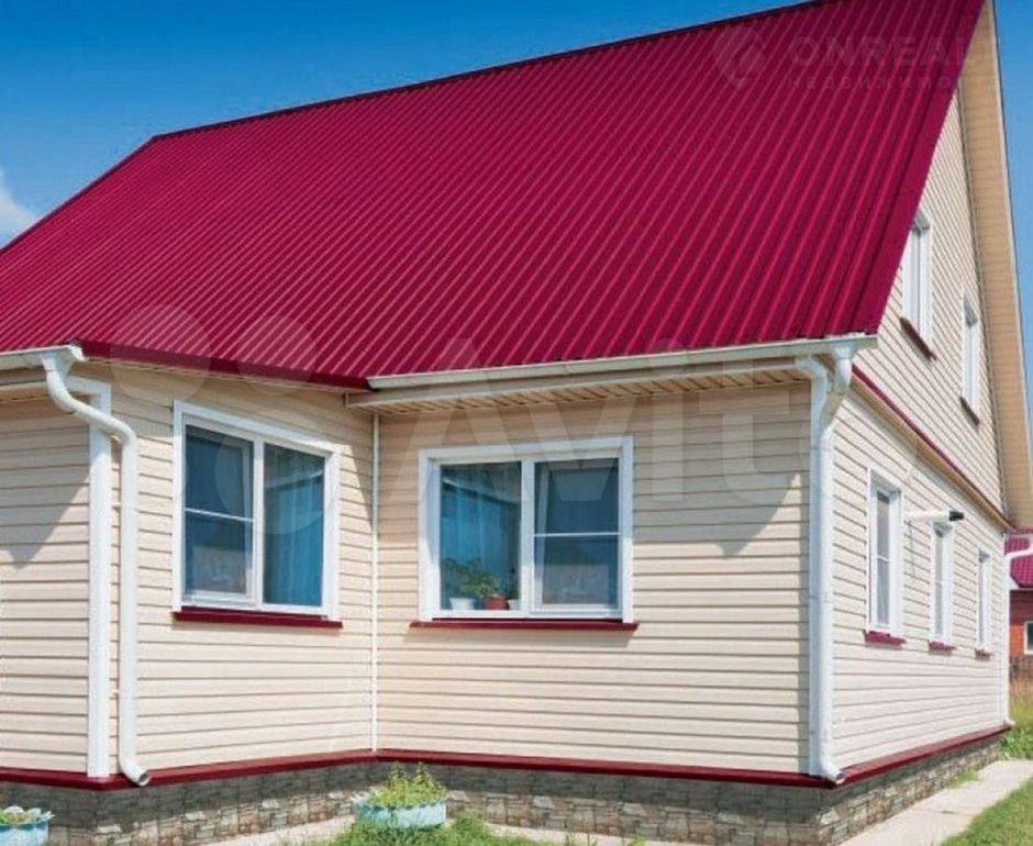 Деревянный дом с вишневой крышей