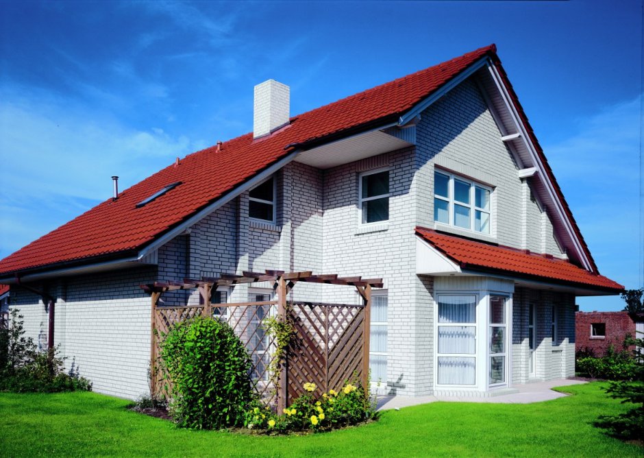 Фасады домов с красной крышей