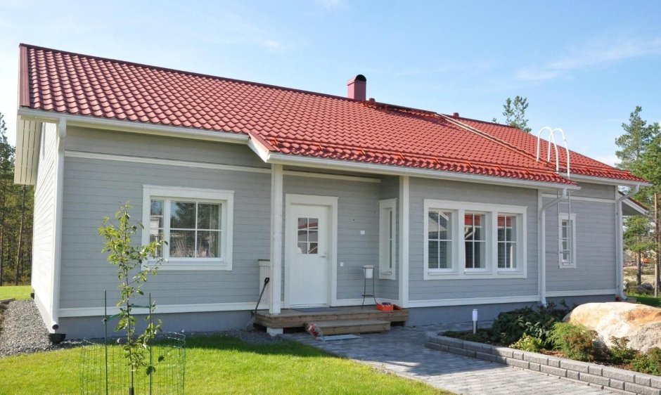 Серый дом с красной крышей