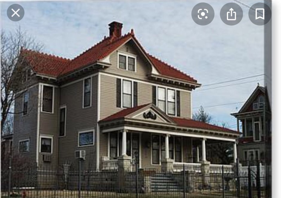 Коричневый дом с красной крышей