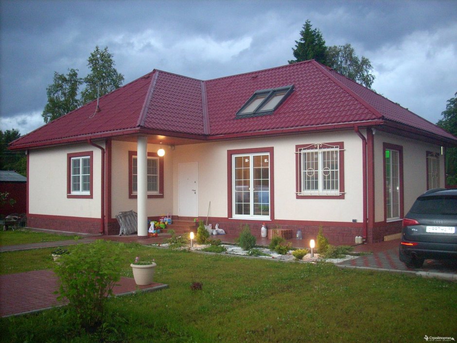 Дом с бордовой крышей