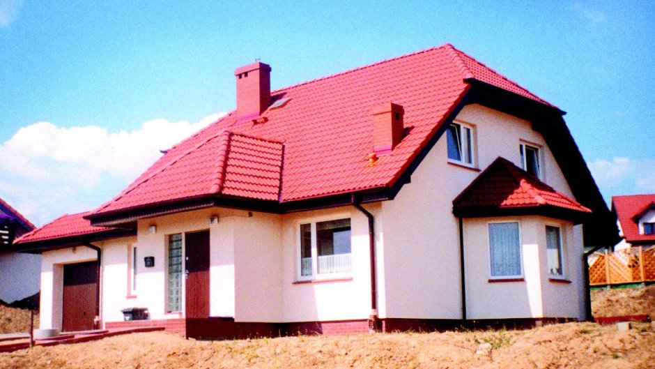 Оштукатуренный дом с красной крышей
