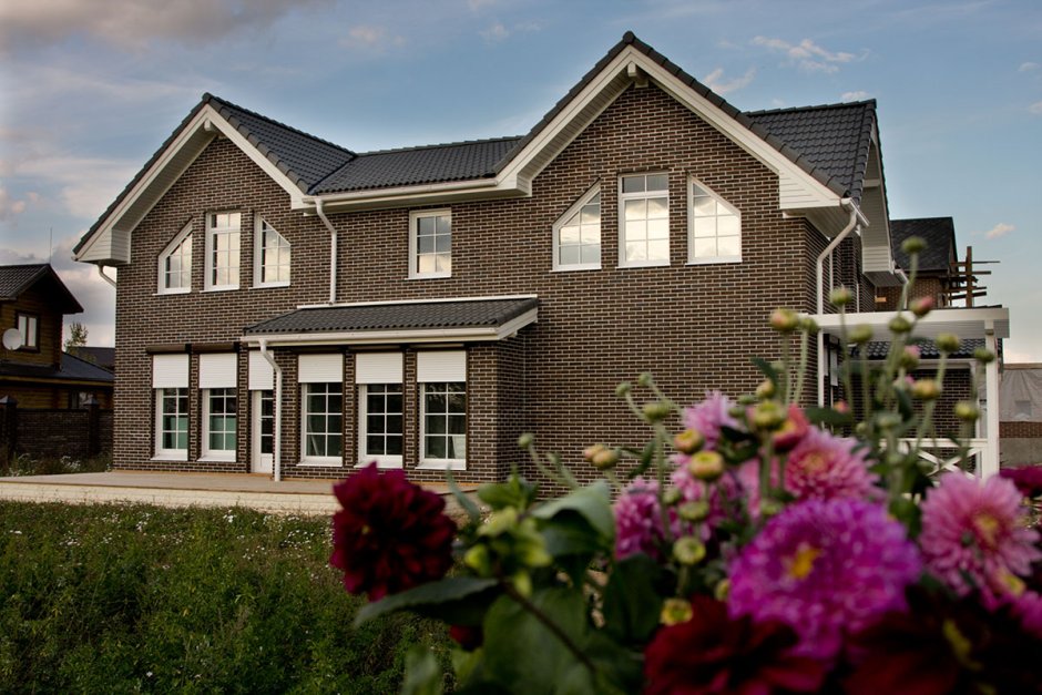 Коттедж с белыми окнами