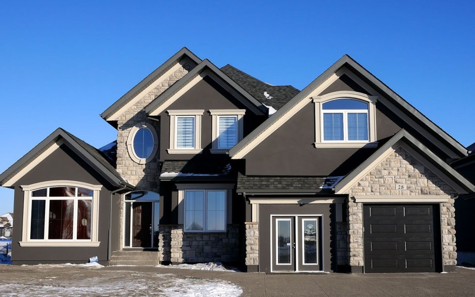 Коричневый фасад дома