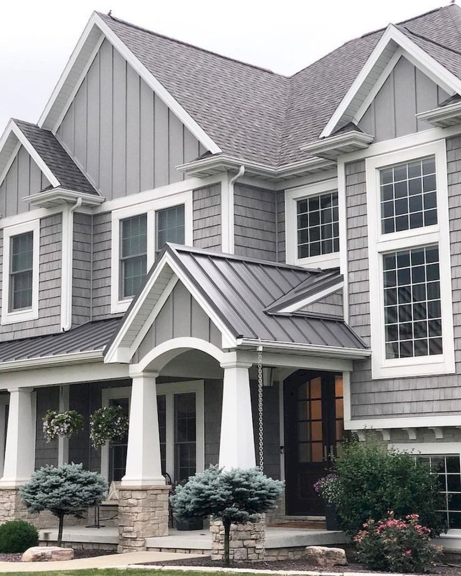 Дом с серым фасадом