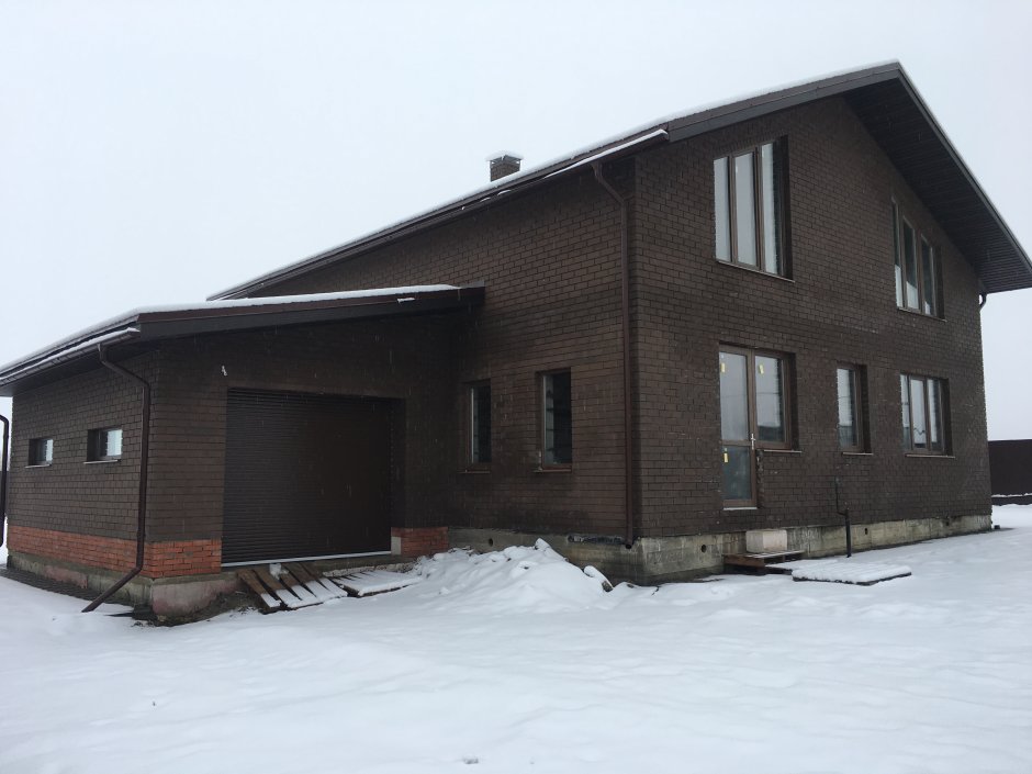 Дом из коричневого кирпича