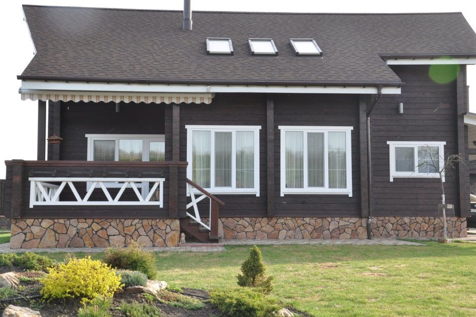 Коричневый дом с белыми окнами