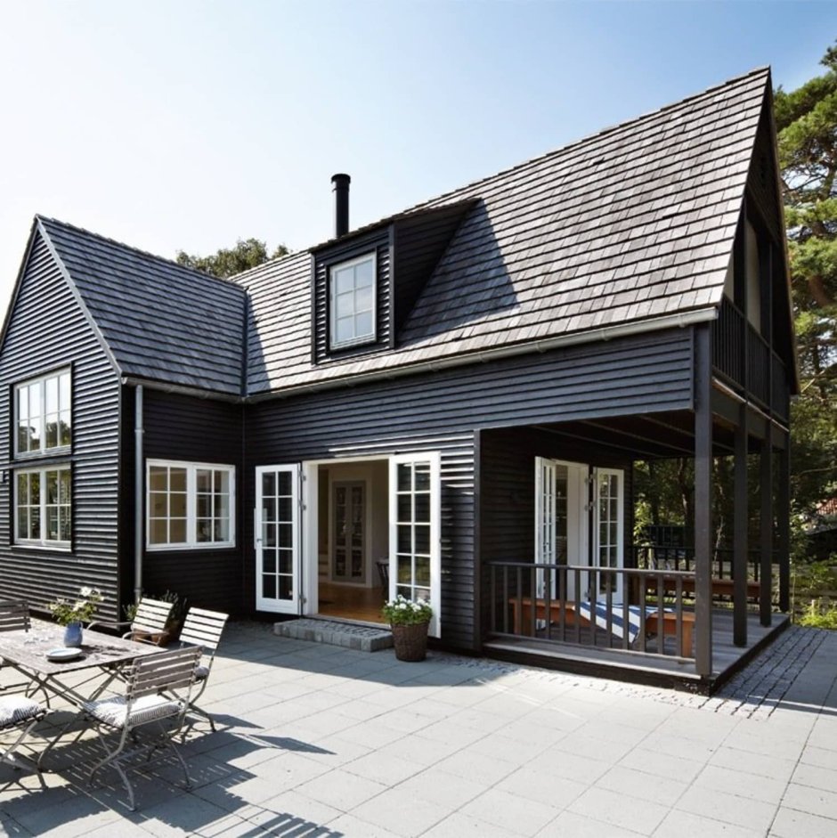 Черный деревянный дом
