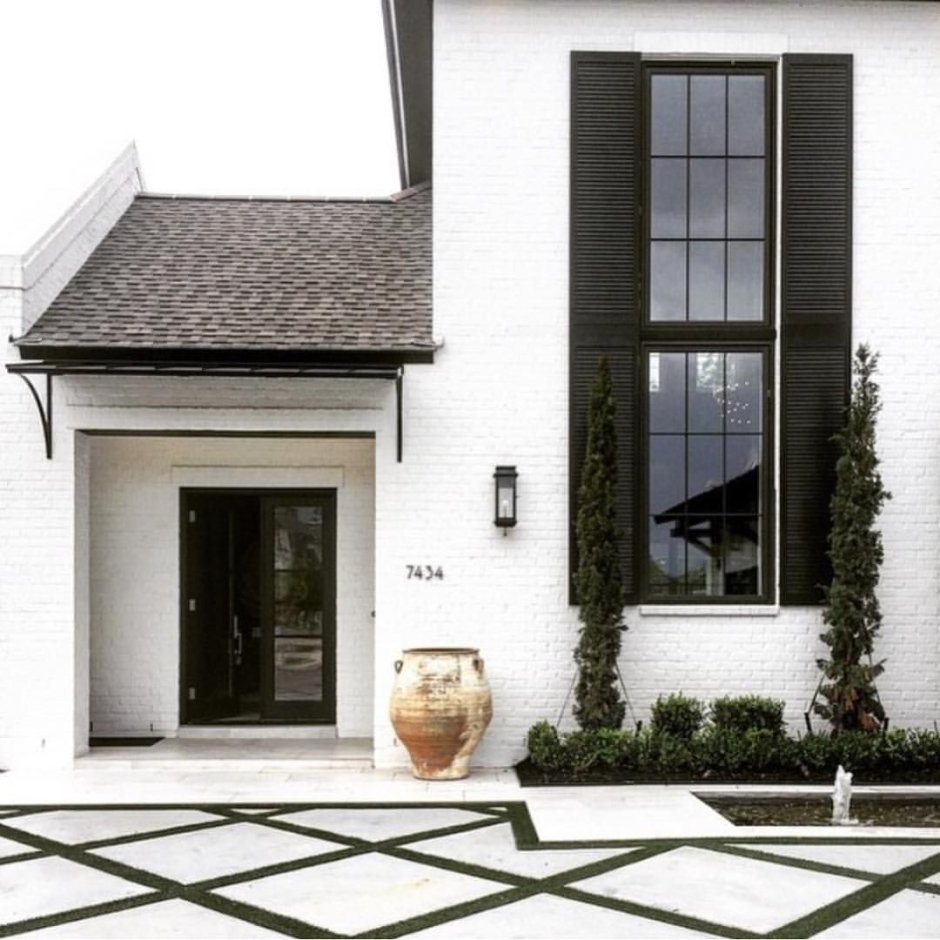 Черные окна на фасаде