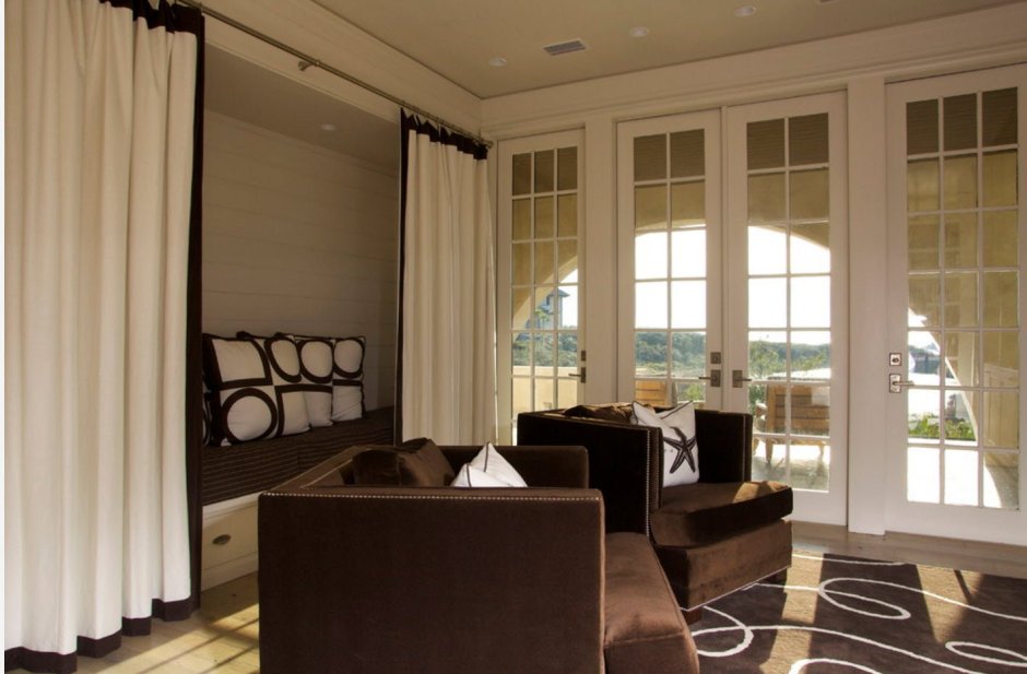 Коричневые окна в интерьере