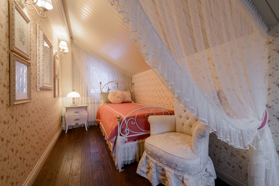 Шторы в мансардной комнате