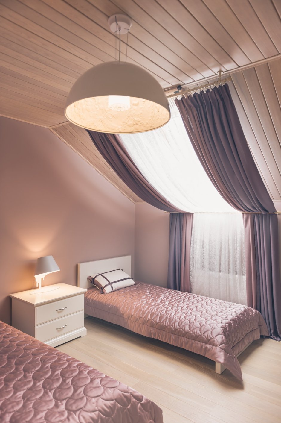 Шторы в спальню на мансарде