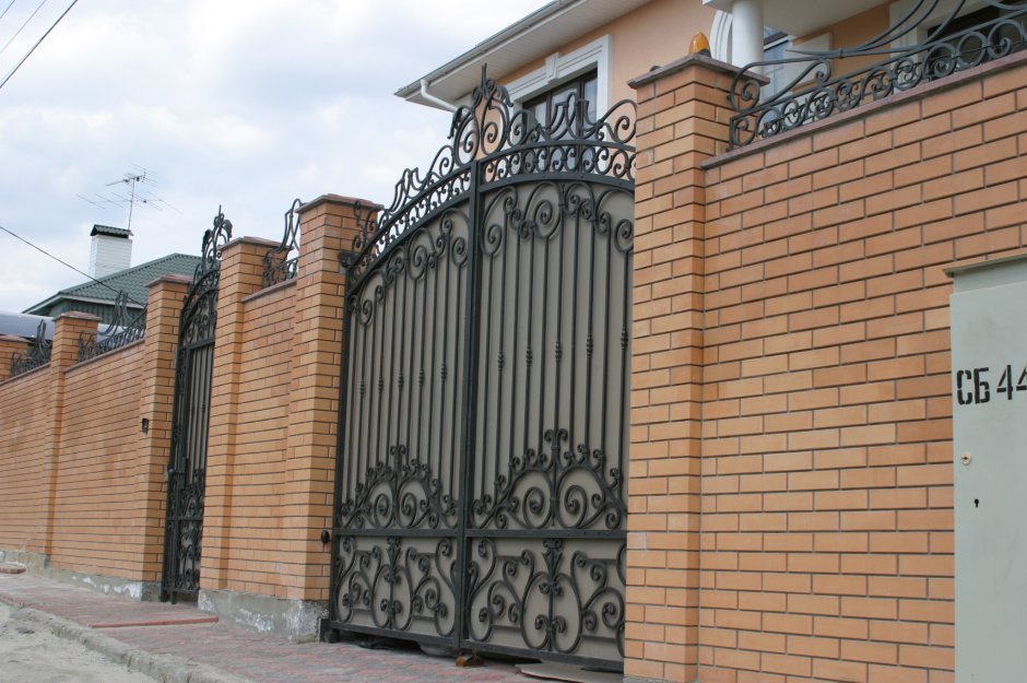 Кованые ворота с кирпичным забором