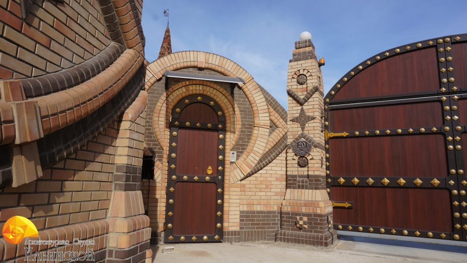 Необычный забор из кирпича