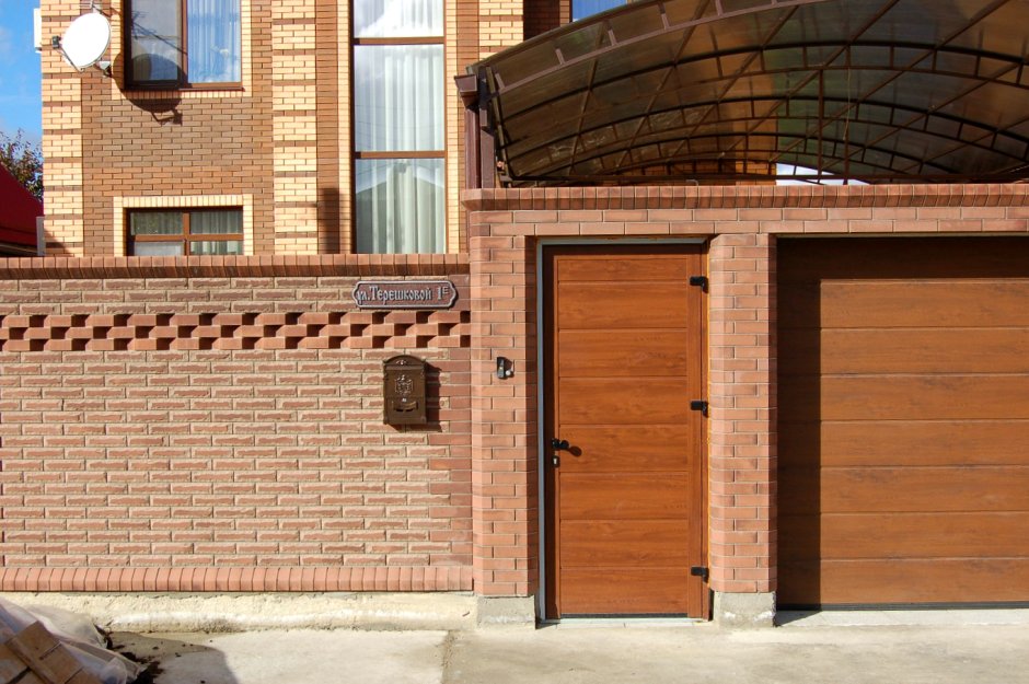 Красивые кирпичные ворота