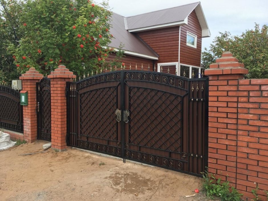 Ворота с кирпичными столбами