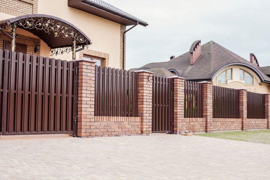 Фасадный забор с воротами