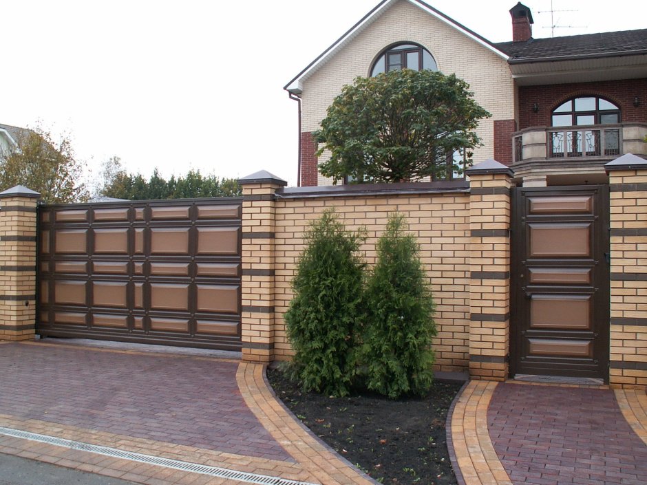 Красивые фасадные заборы