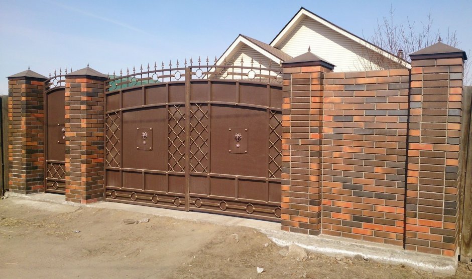 Красивый забор с кирпичными столбами
