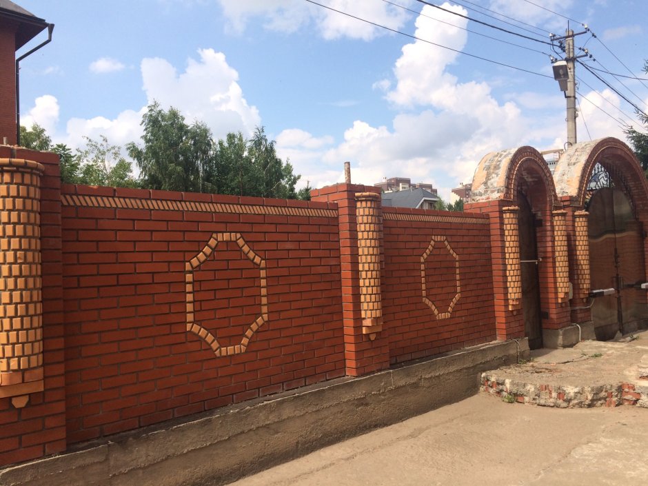 Красивые заборы из кирпича