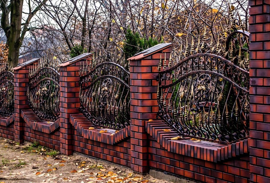 Красивые кирпичные заборы