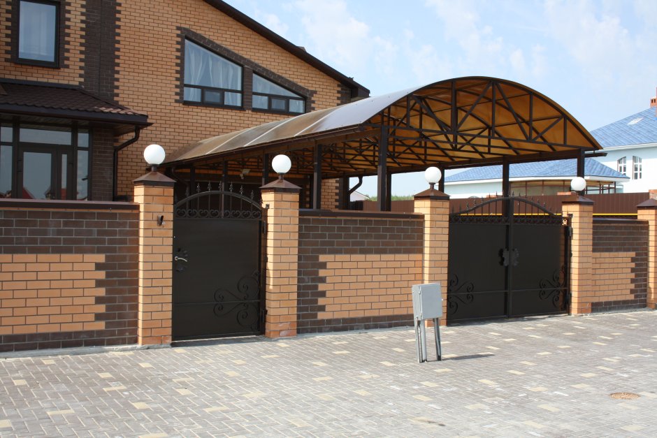 Навес перед домом для машины