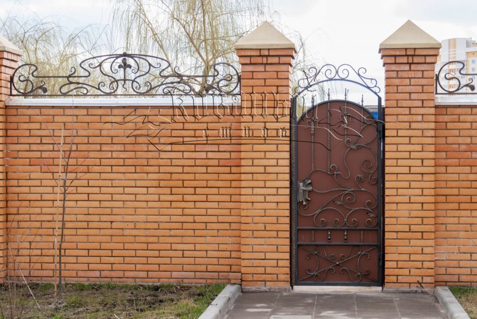 Кирпичные заборы с коваными воротами