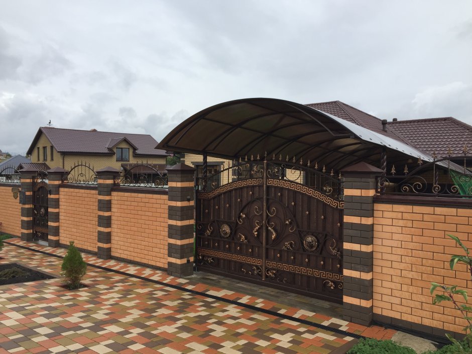 Навес у забора