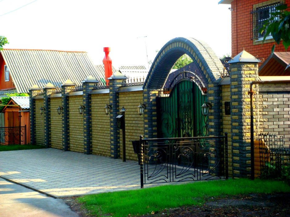 Красивые кирпичные заборы