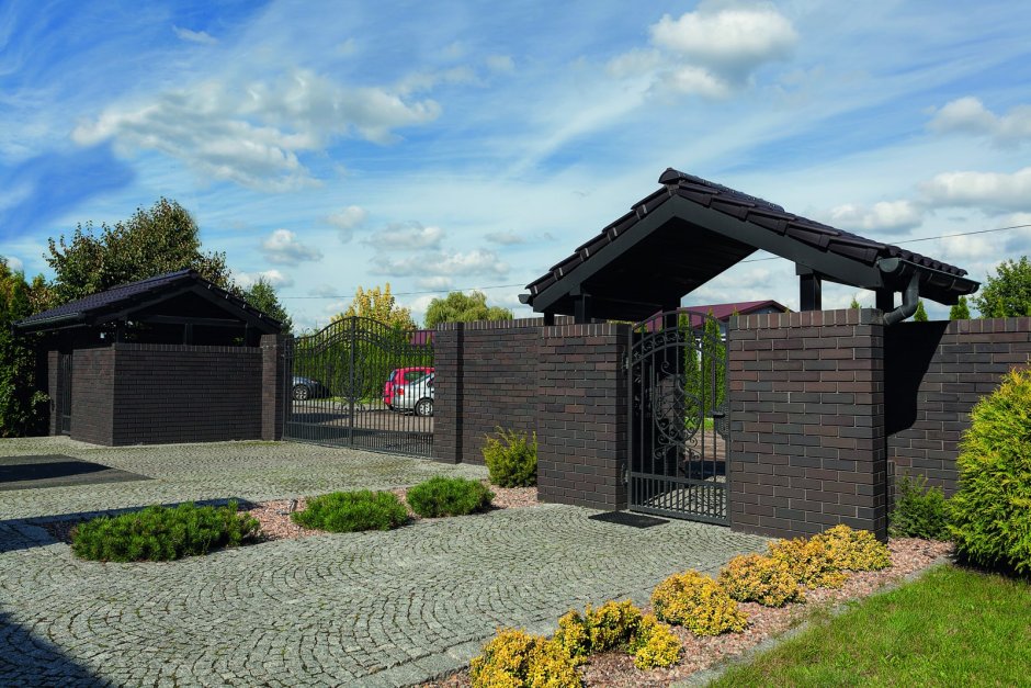 Современный забор из кирпича