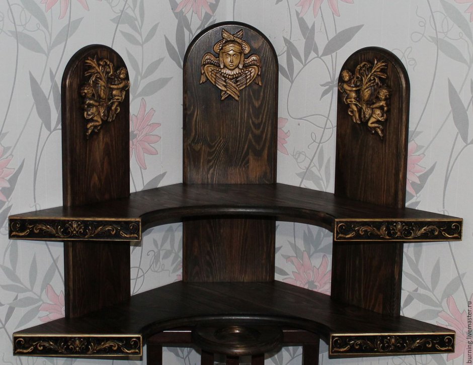 Угловая настенная деревянная резная полка