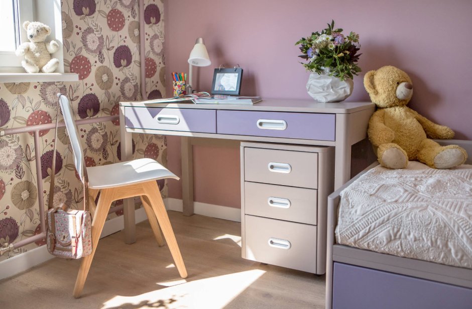 Стол в детскую