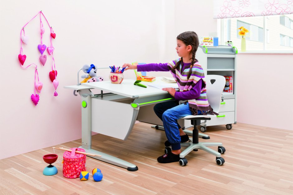 Ребенок за письменным столом