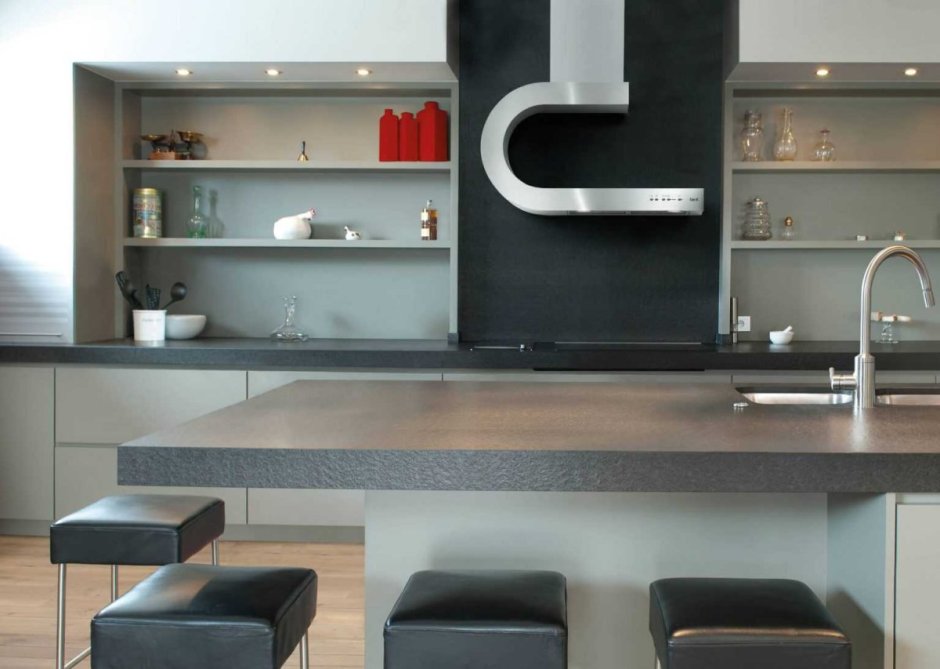 Кухня с вытяжкой без верхних шкафов