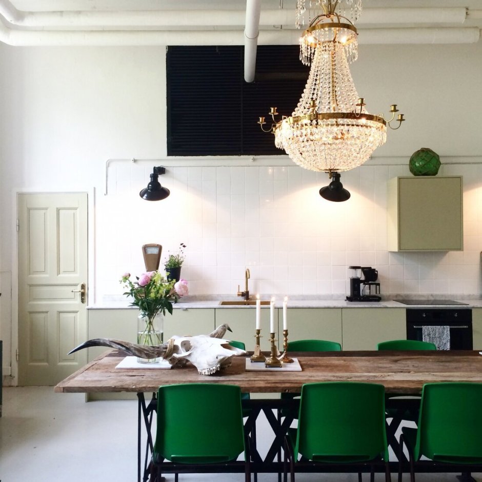 Интерьер кухни с изумрудным акцентом