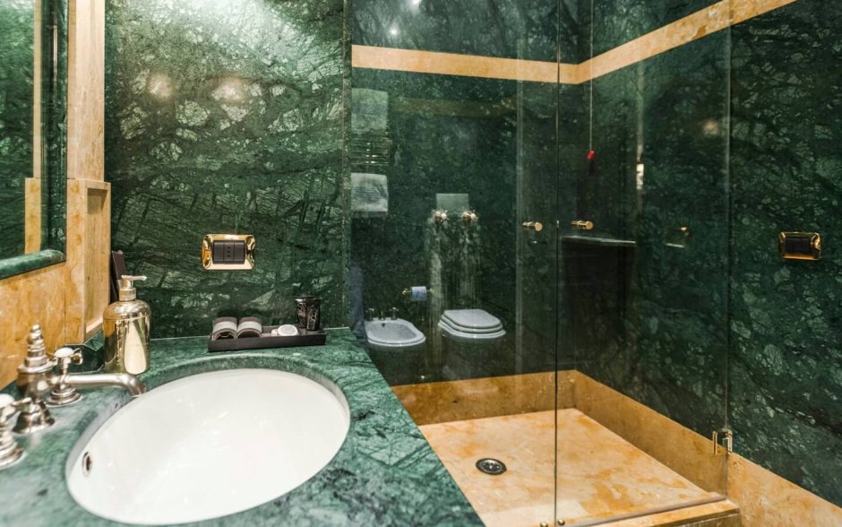 Ванная зелёная плитка с мрамором