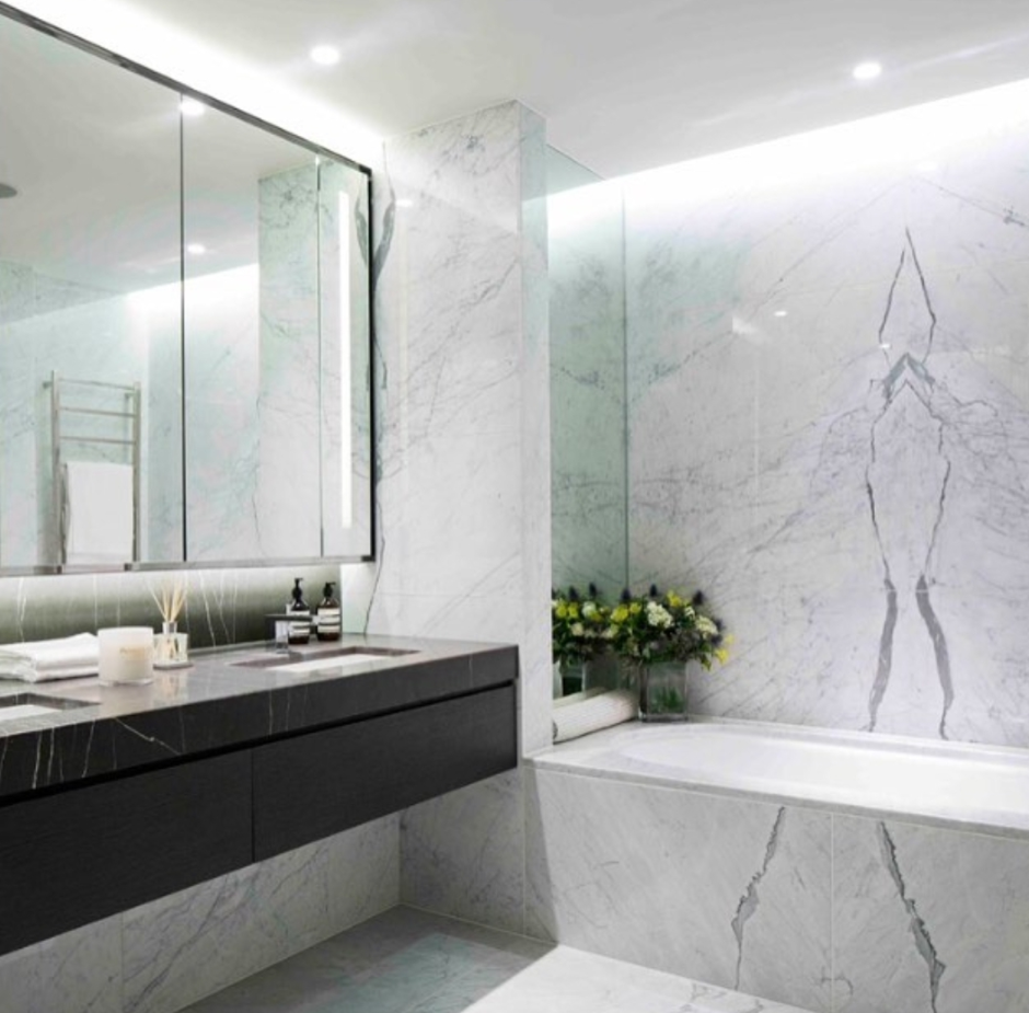 Ванна под мрамор с окном