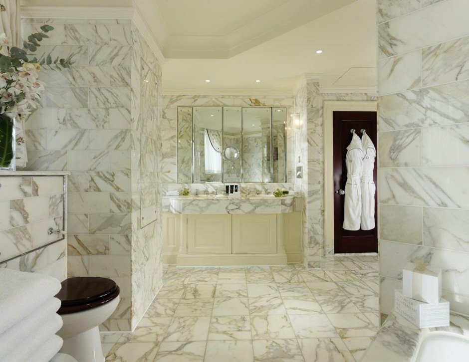 Ванная комната из белого мрамора