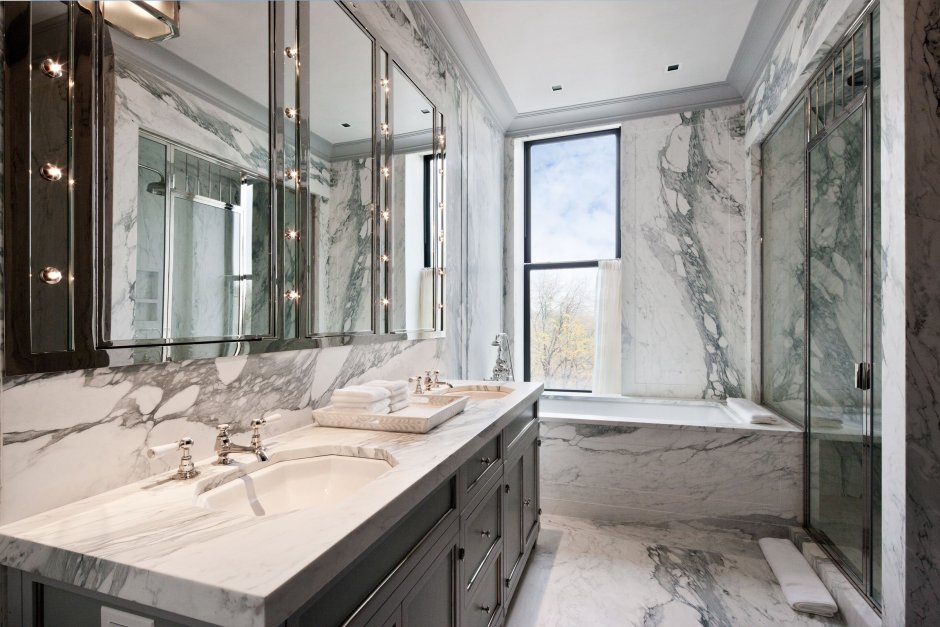 Ванная комната мраморная с окном