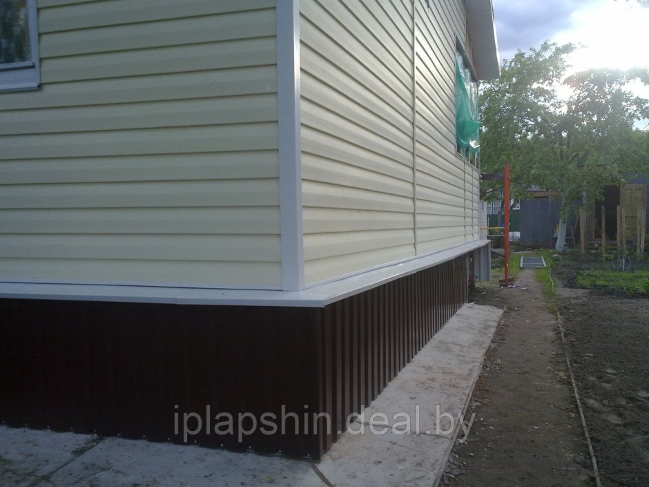 Цоколь профлистом 8017