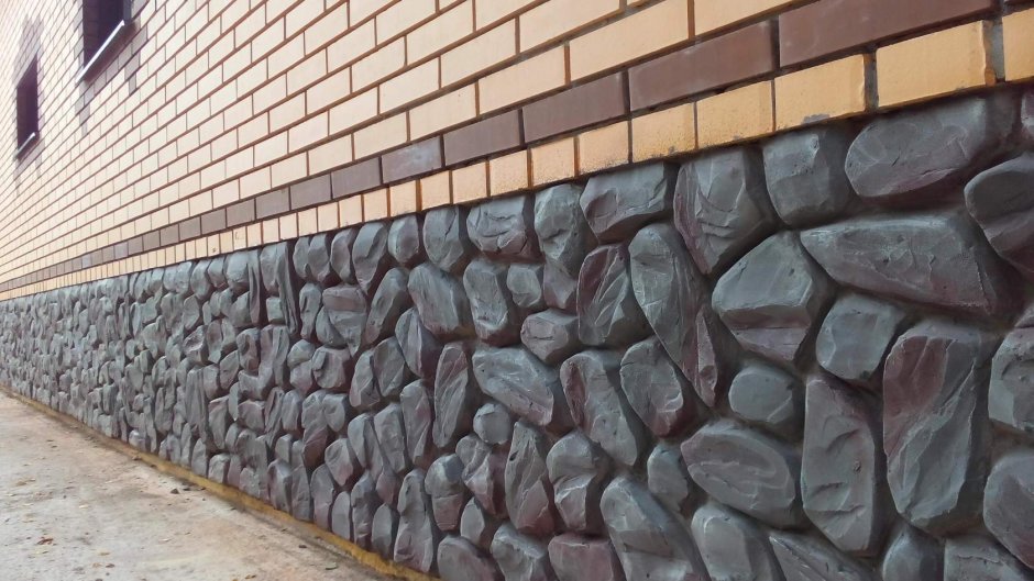 Отделка фундамента камнем