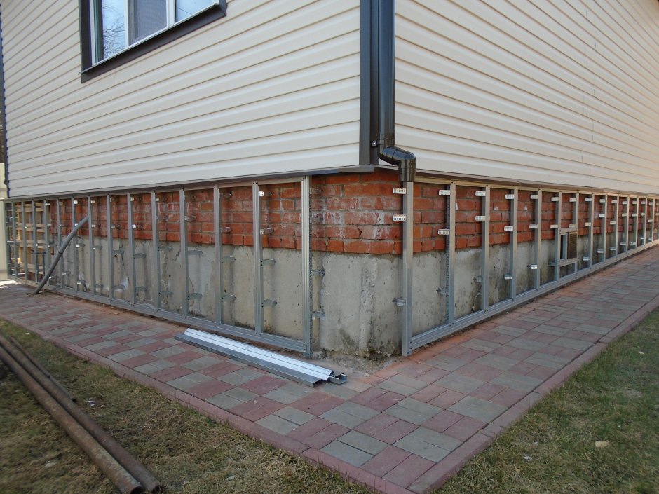 Отделка цоколя профнастилом