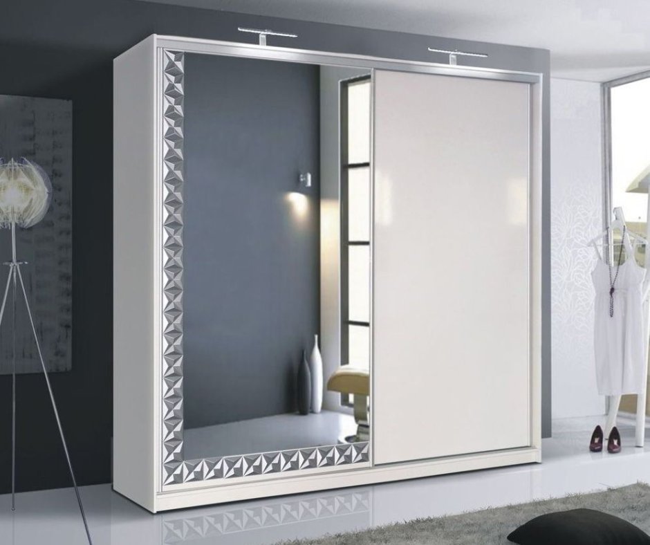 Зеркальный шифоньер