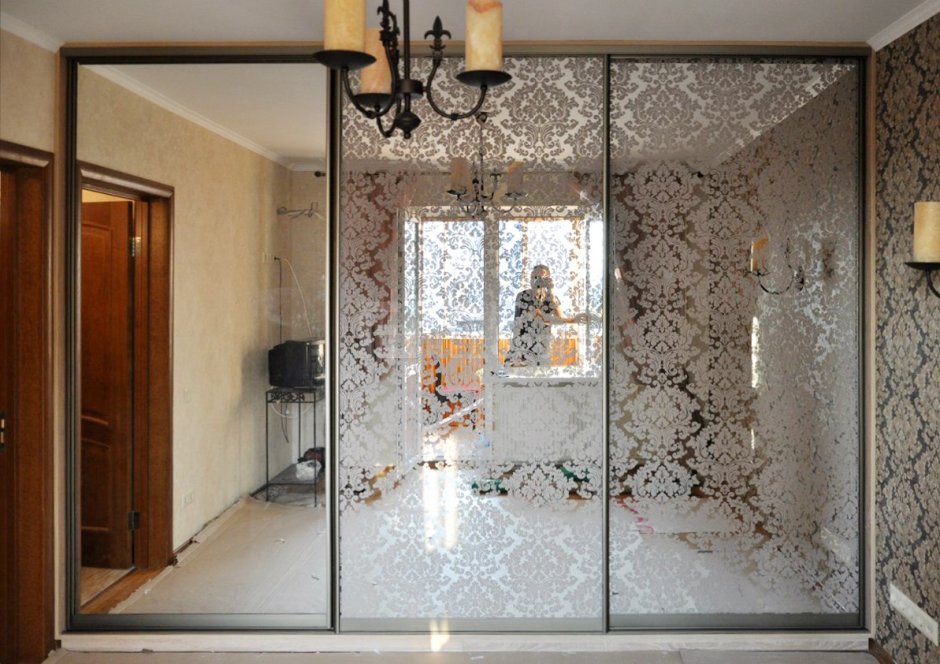 Шкаф купе с декоративным стеклом