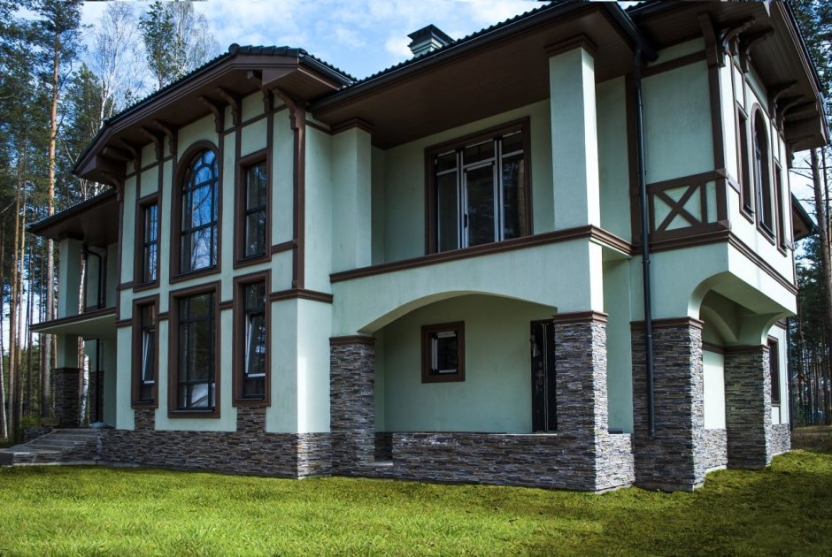 Дом с декоративной штукатуркой и деревом