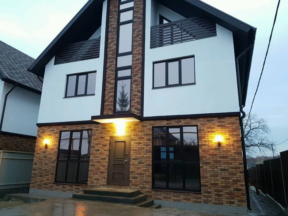 Дом штукатурка и дерево