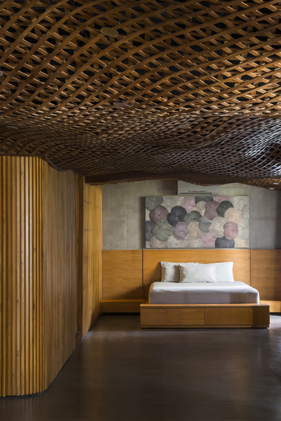 Потолок из ротангового полотна