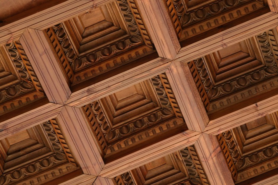 Деревянный потолок