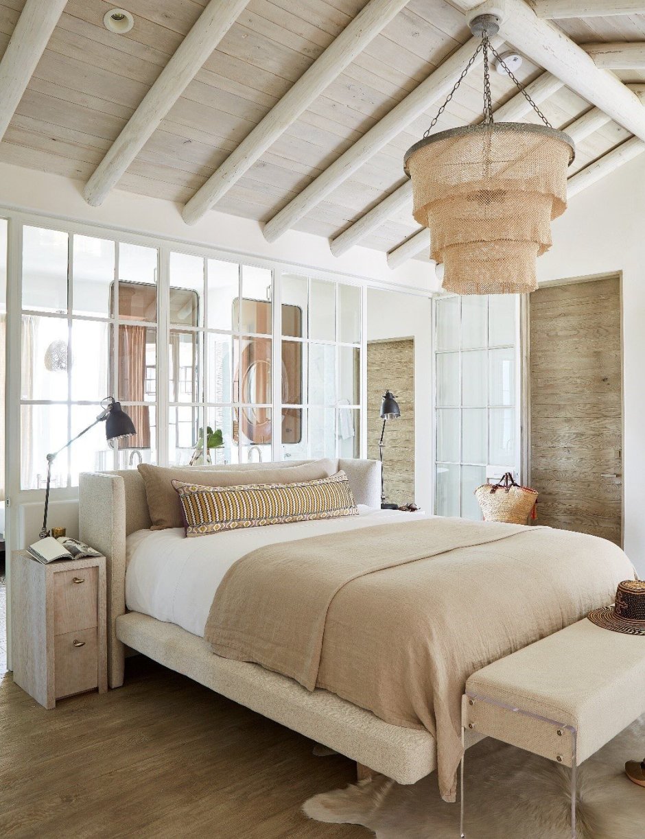 Светлый деревянный потолок