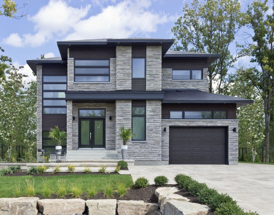 Фасад коттеджа из серого кирпича